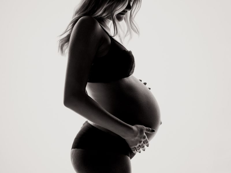 Imagem mostra uma mulher em sua primeira gravidez