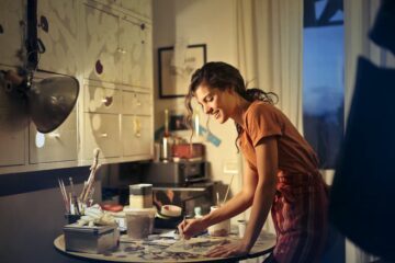 Mulher pintando no seu atelier