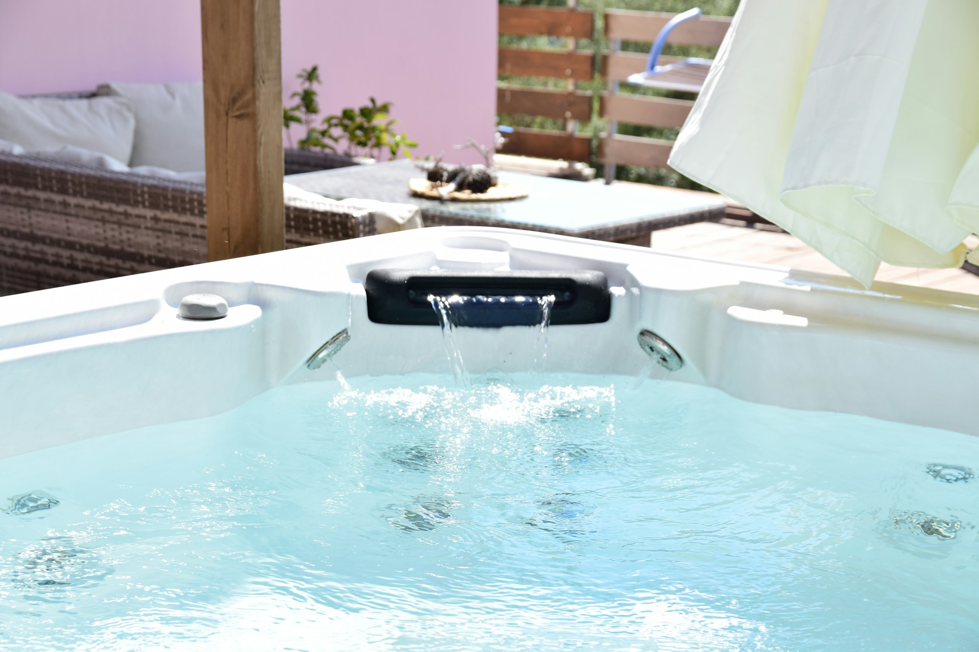 Uma mulher relaxa feliz em uma banheira de hidromassagem completa.